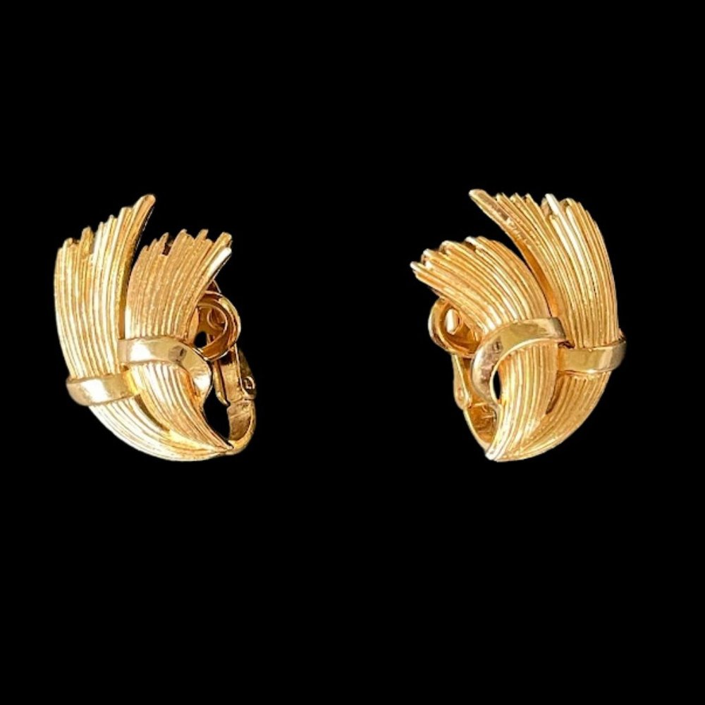 Vintage Crown Trifari Brushed Gold Stylized Wheat Clip-on Earrings